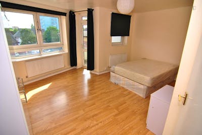 Great-looking double bedroom with balcony, not too far from University of Greenwich  - Gallery -  1