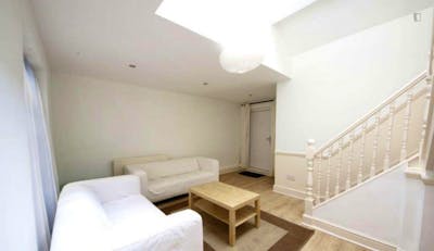 Humble 1-bedroom house in Brixton  - Gallery -  2