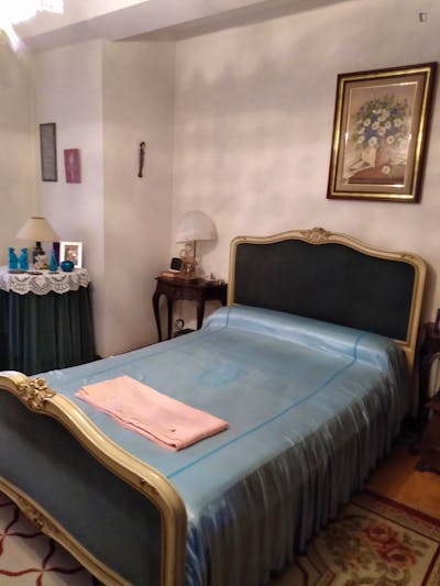 Double bedroom with a private bathroom, in Coimbrões