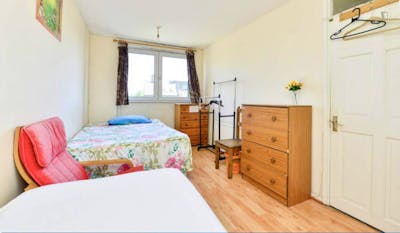 Double bed in a twin bedroom, in residential Mile End  - Gallery -  1