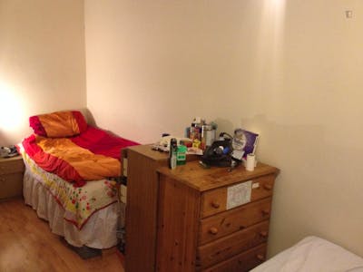 Double bed in a twin bedroom, in residential Mile End  - Gallery -  3