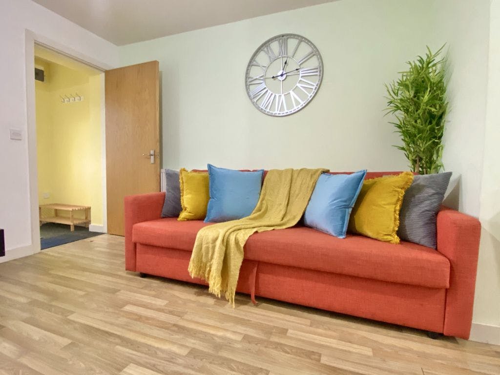 4-Bed Cosy Townhouse Salford & Parking