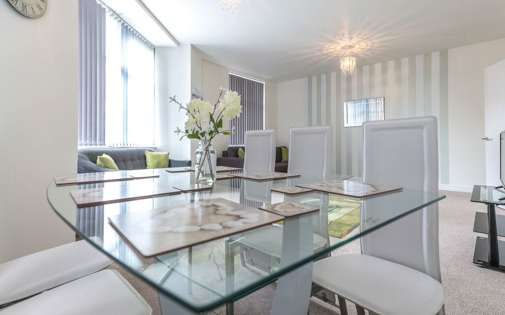 Luxury Two Bedroom Apartment with En-suite in Swindon