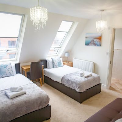  Luxury Three Bedroom Apartment with En-suite in Swindon