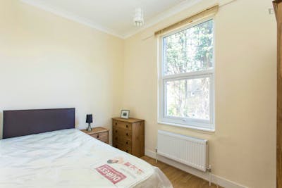 Simple single bedroom close to Tottenham Police Station  - Gallery -  1