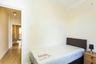 Simple single bedroom close to Tottenham Police Station  - Gallery -  2