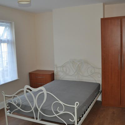 Graceful double bedroom near the Walthamstow Central tube  - Gallery -  1