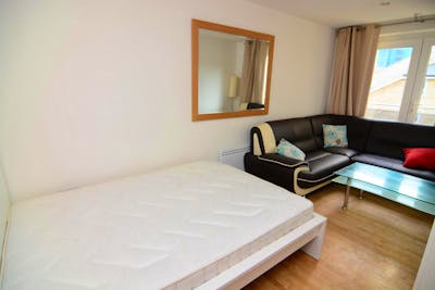 Single bedroom in a 3-bedroom apartment in Mile End  - Gallery -  2