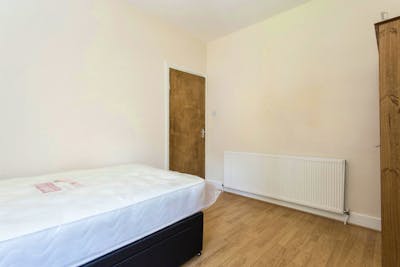 Homely double bedroom close to North London College  - Gallery -  2