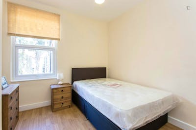 Homely double bedroom close to North London College  - Gallery -  1