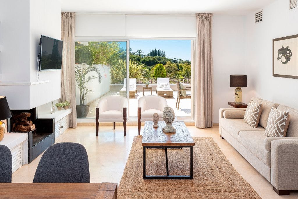 Amazing apartment with large private terrace in Marbella. Las Lomas