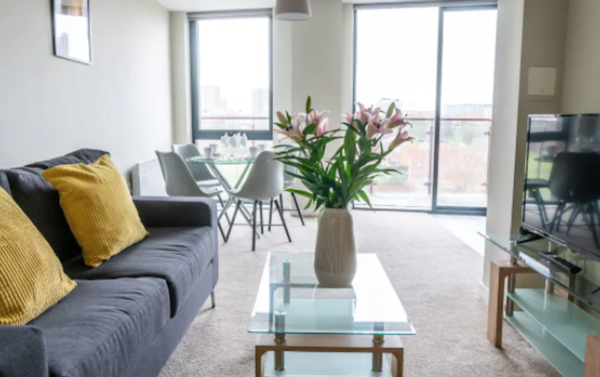 Charming 2-bedroom apartment in Salford with balcony