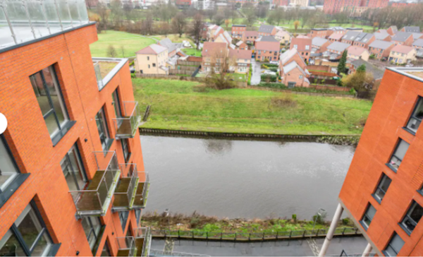 Charming 2-bedroom apartment in Salford with balcony