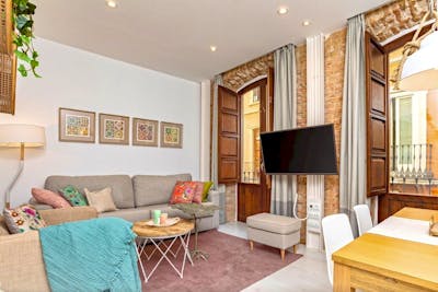 Lovely 2-bedroom apartment near the Cathedral. 