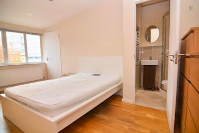 Lovely double ensuite bedroom in Canning Town  - Gallery -  2