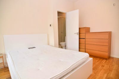 Lovely double ensuite bedroom in Canning Town  - Gallery -  3