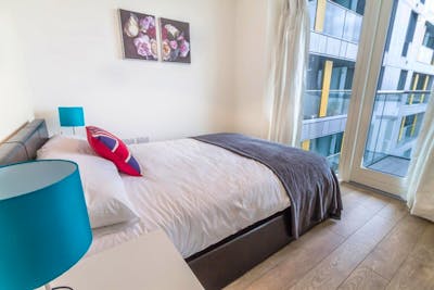 Modern double bedroom in a flat, near the O2 Arena  - Gallery -  2