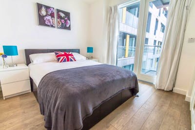 Modern double bedroom in a flat, near the O2 Arena  - Gallery -  1