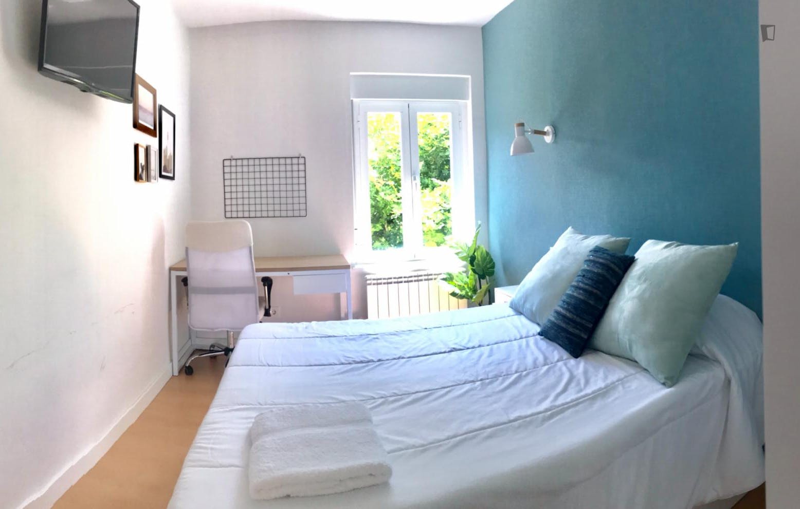 Bright double bedroom in a student flat, at Barrio Vidal