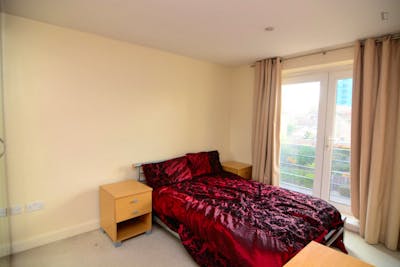 Nice double ensuite bedroom in a 3-bedroom apartment  - Gallery -  2