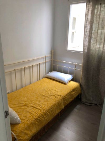 Kind single bedroom near Plaza del Quinto Centenario