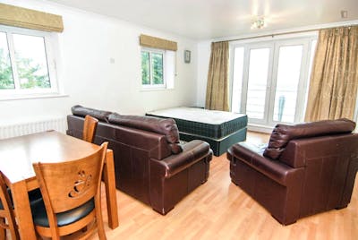 Large double bedroom with a balcony, in Isle of Dogs  - Gallery -  1