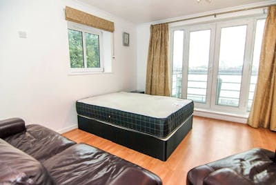 Large double bedroom with a balcony, in Isle of Dogs  - Gallery -  2