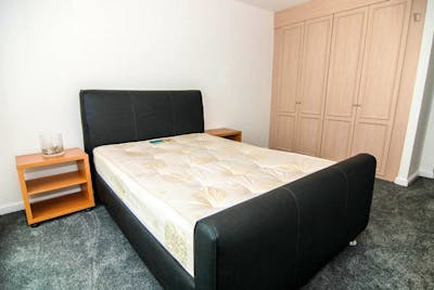 Single ensuite bedroom with a balcony, in Isle of Dogs  - Gallery -  2