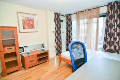 Double bedroom with a balcony in the Isle of Dogs  - Gallery -  2