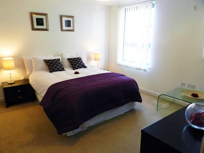 Neat double ensuite bedroom in Limehouse  - Gallery -  1