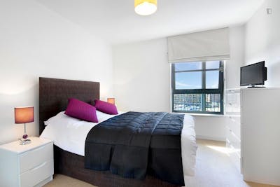 Double Ensuite Bedroom close to Limehouse DLR station  - Gallery -  1