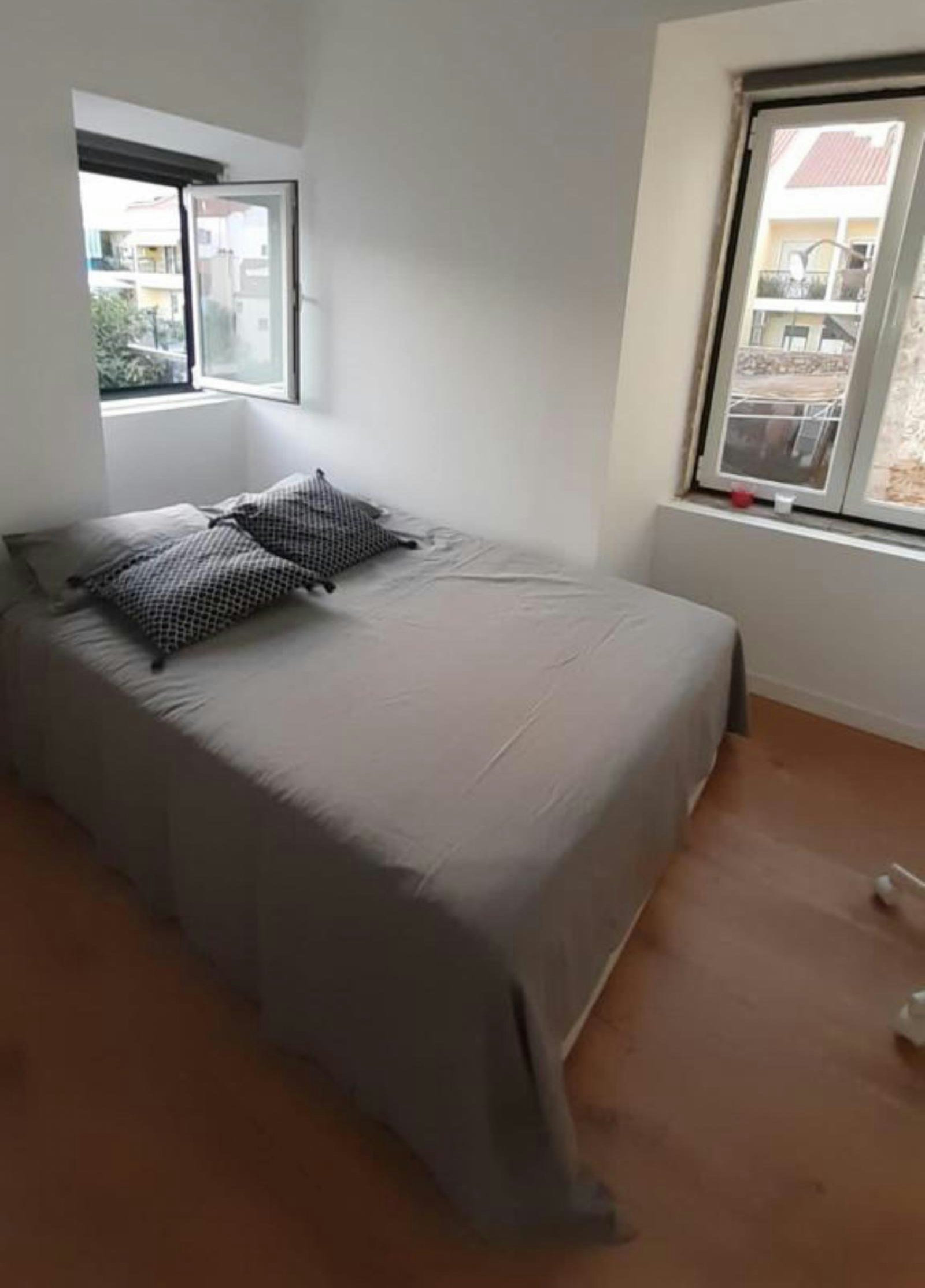 Sunny double bedroom in the centre of Setúbal