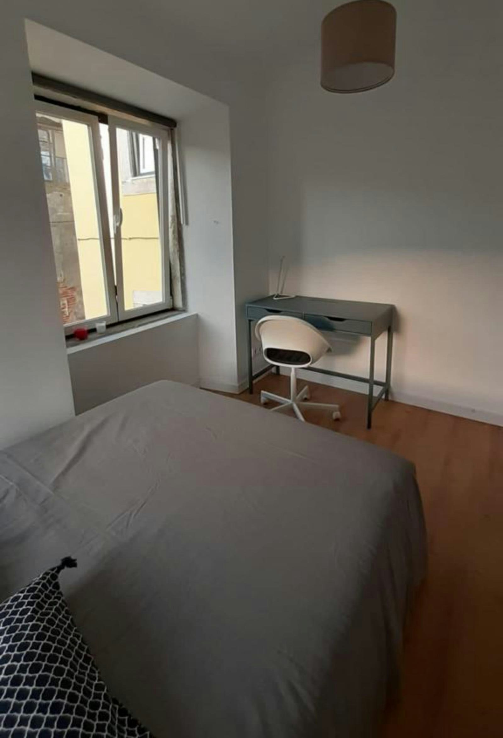 Sunny double bedroom in the centre of Setúbal