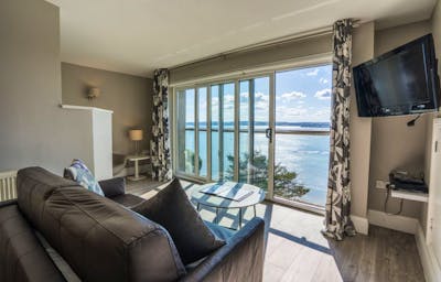 One bed apartment with juliette balcony and sea view