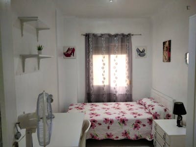 Cosy single bedroom in a 4-bedroom apartment in Elche