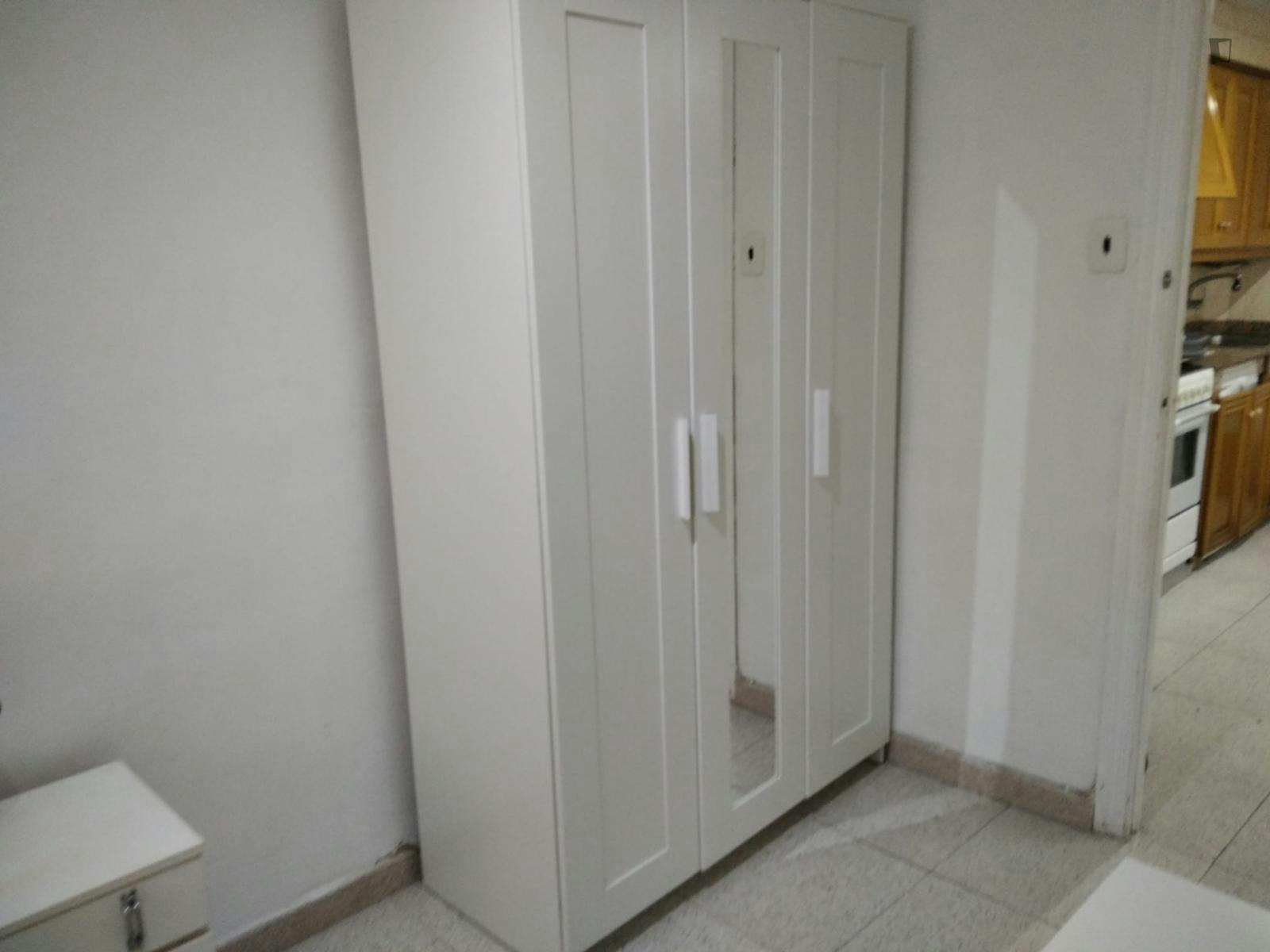 Cosy single bedroom in a 4-bedroom apartment in Elche