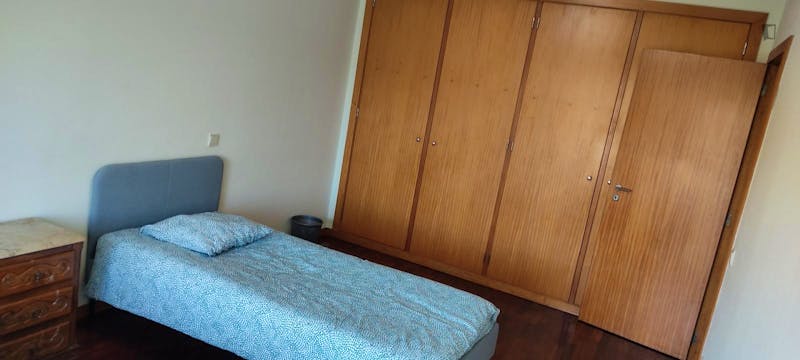 Bed in a neat twin bedroom, in residential Carvalha