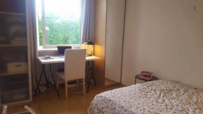 Bright and comfy single-bedroom in a 4-bedroom apartment in Munich near Grünwald Park 