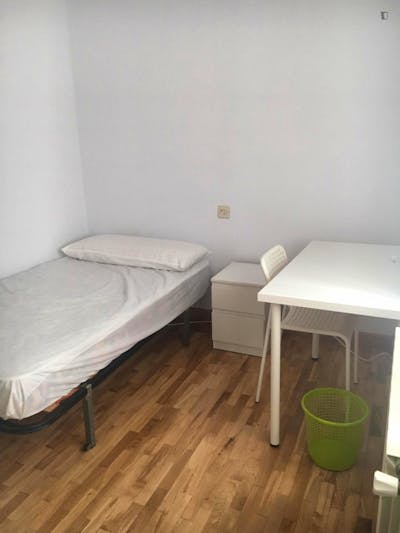 Single bedroom in 3-bedroom refurnished apartment