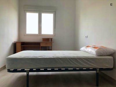 Single bedroom in a 4-bedroom apartment near Universidad de Zaragoza