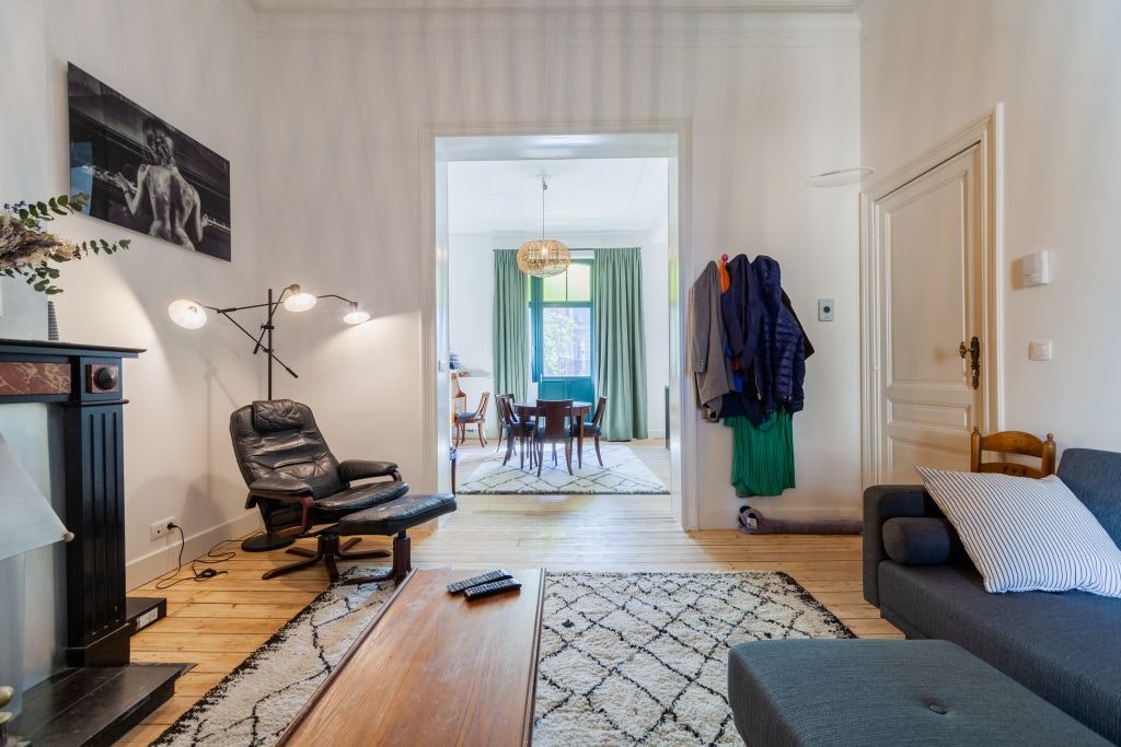 Spacious apartment center of trendy st gilles 