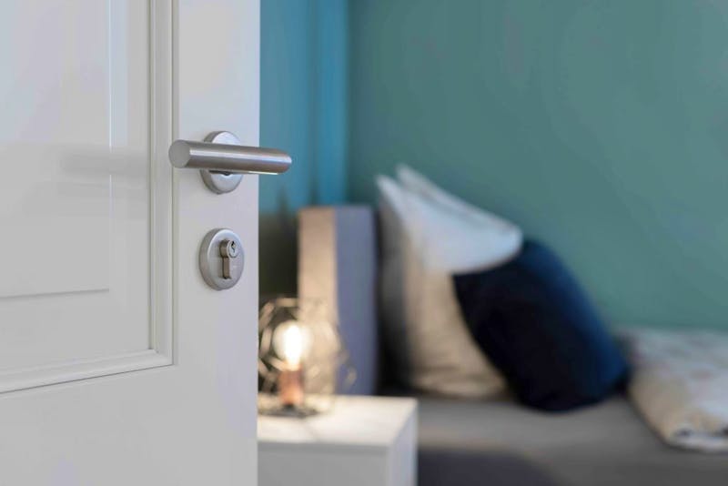 Private room with door lock in coloving apartment