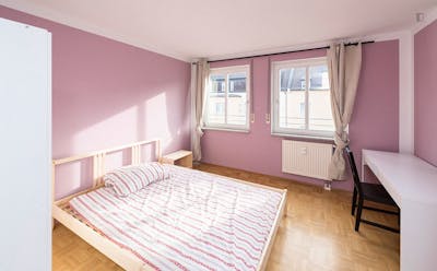 Comfy double bedroom in a 3-bedroom flat, near Technische Universität München