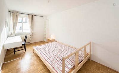 Welcoming double bedroom near the Maillingerstraße metro