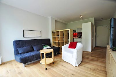 923 - *** Cleaning + Internet included *** Stylish furnished app. Telekom, Post, UNO - everything is within walking distance