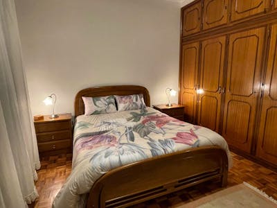 Appealing double bedroom in a 3-bedroom flat, in Vila Nova de Gaia