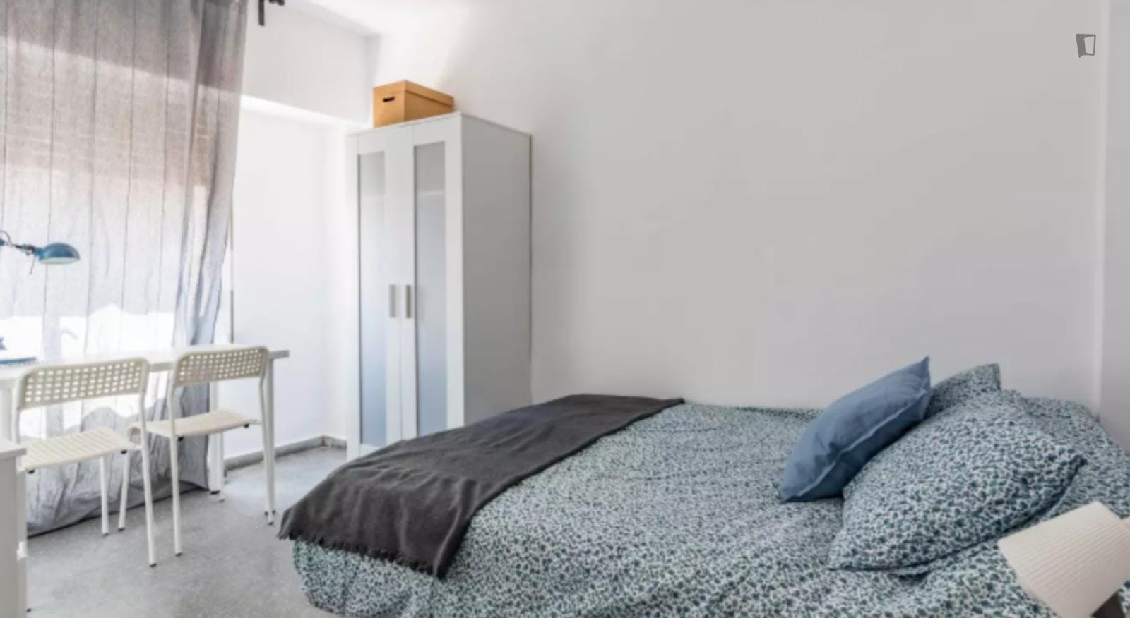Spacious double bedroom near Universitat de València