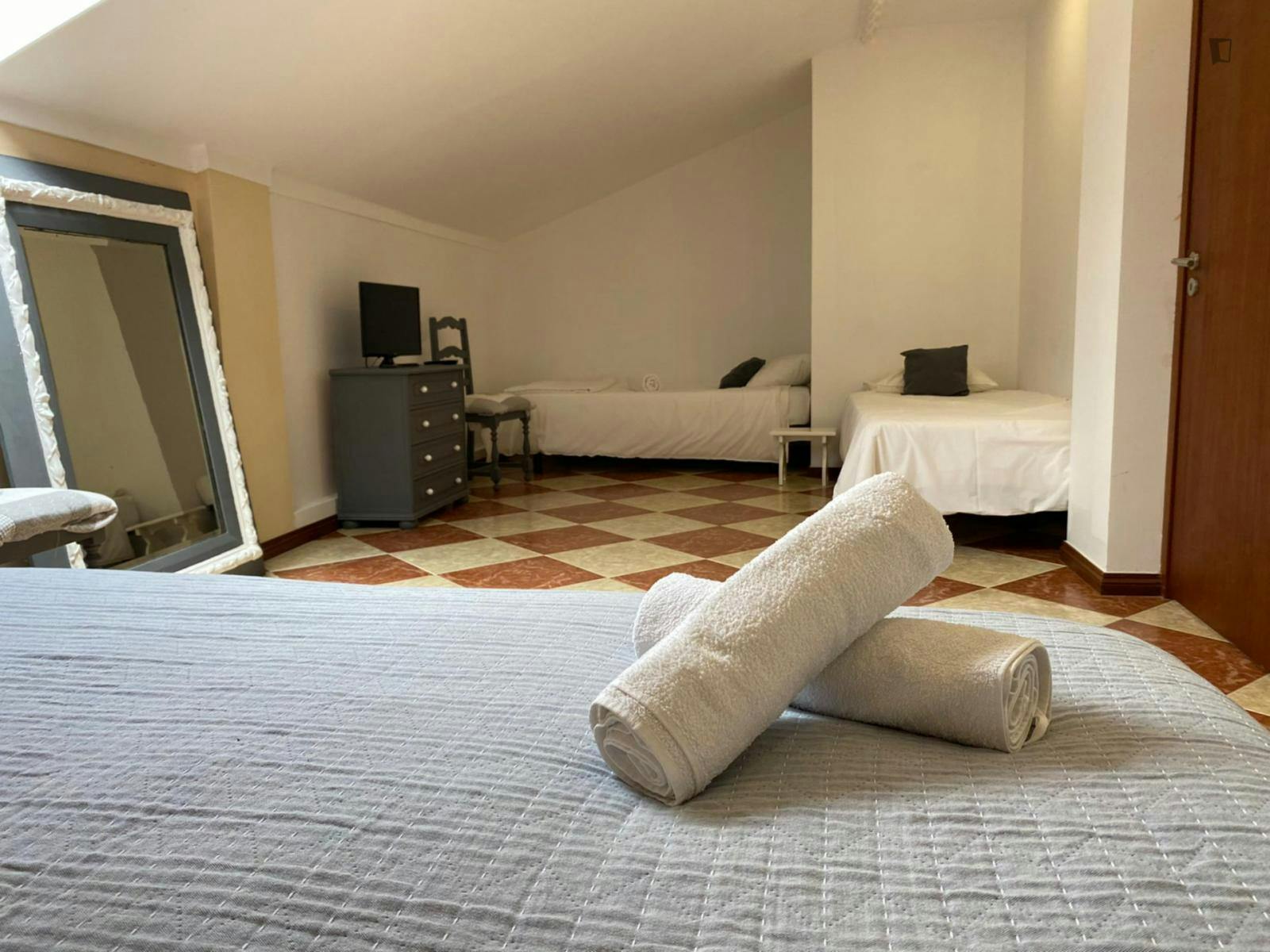 Nice single bed in a multiple bedroom in Praia do Baleal