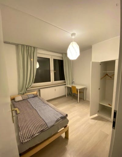 Spacious single-bedroom in a 6-bedroom apartment in Bremen Altsadt, 15 minutes walk to the University