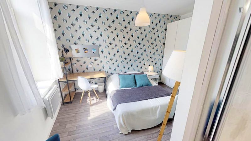 En suite double bedroom in the Moulins neighbourhood
